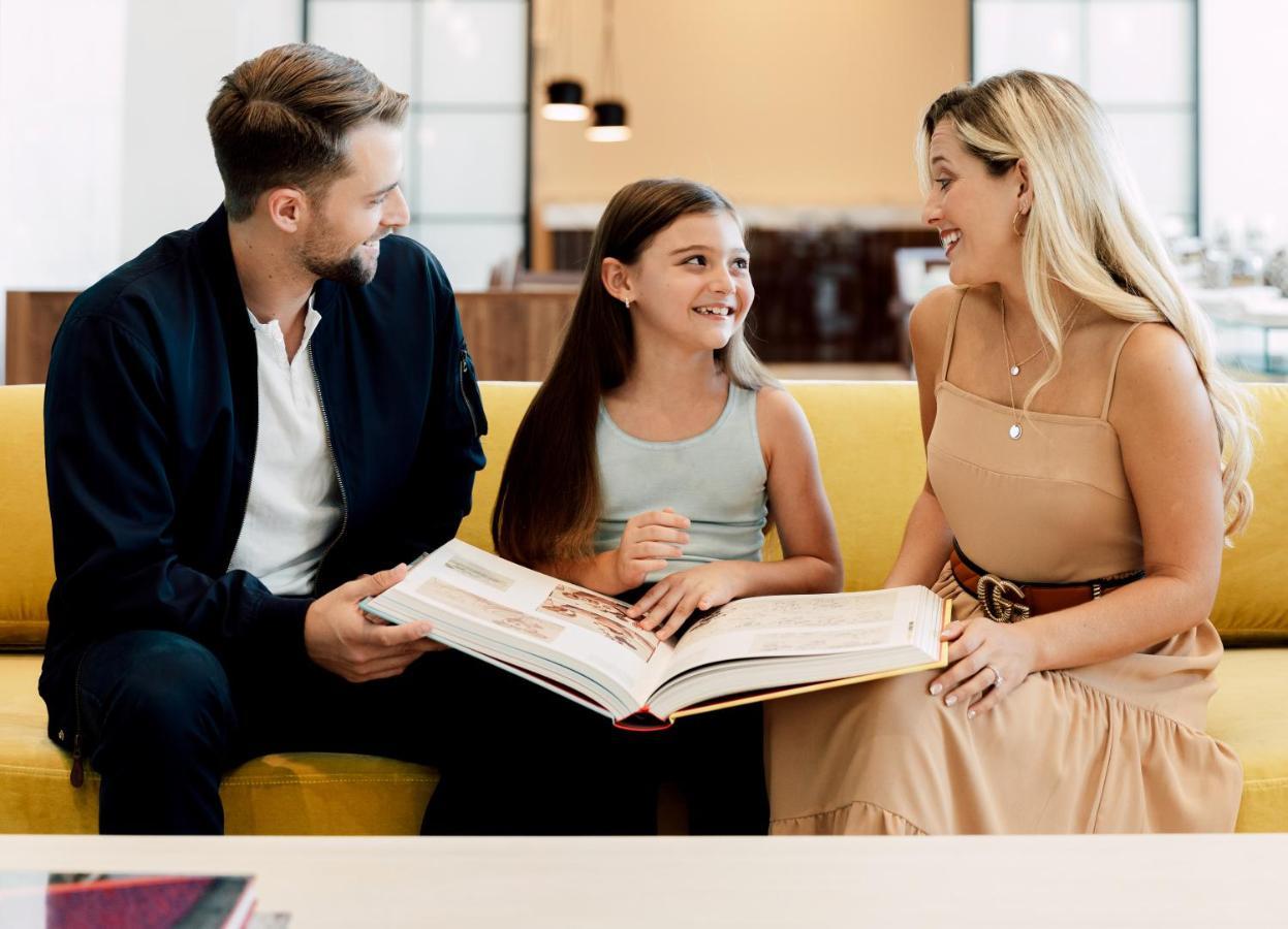 Ette Luxury Hotel & Spa Four Corners Exterior photo A family at the 2019 Toronto International Film Festival