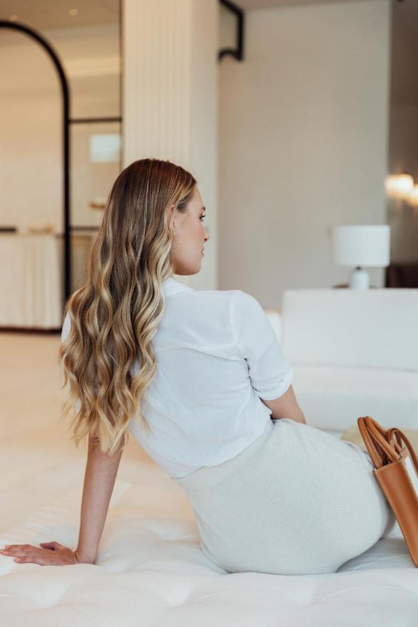 Ette Luxury Hotel & Spa Four Corners Exterior photo A woman with long hair
