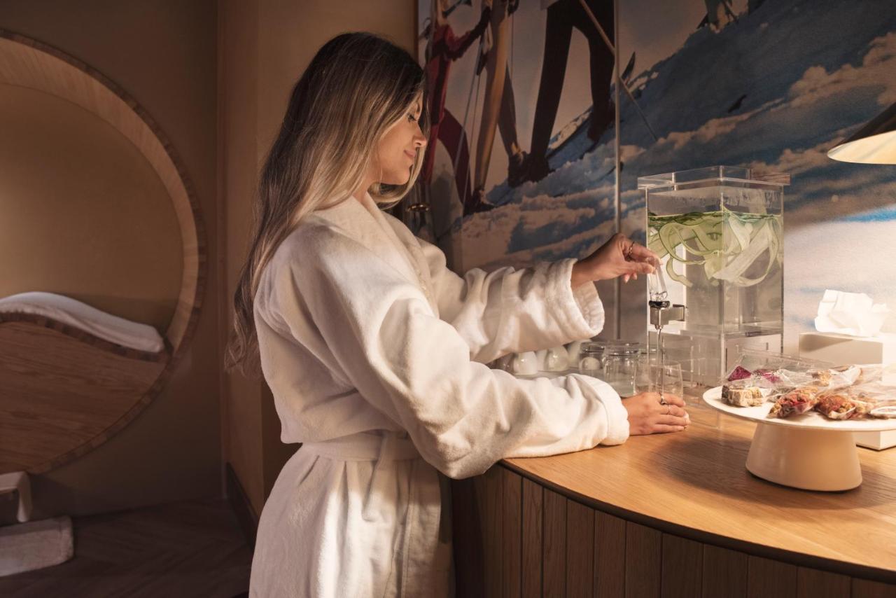 Ette Luxury Hotel & Spa Four Corners Exterior photo A woman wearing a bathrobe